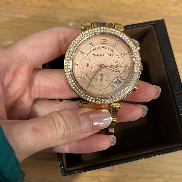 Michael Kors watch, watch still has protector film on, No battery - Picture 3 of 4